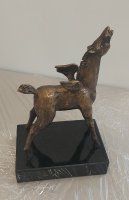 Sergejus Plotnikovas, skulptūrėlė „Pegasas“, 2023 m. 23 x 15, akmuo/bronza